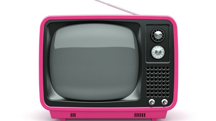 3 συχνά λάθη στις διαφημιστικές καμπάνιες 7 broadcastnews pink retro tv on white background 01